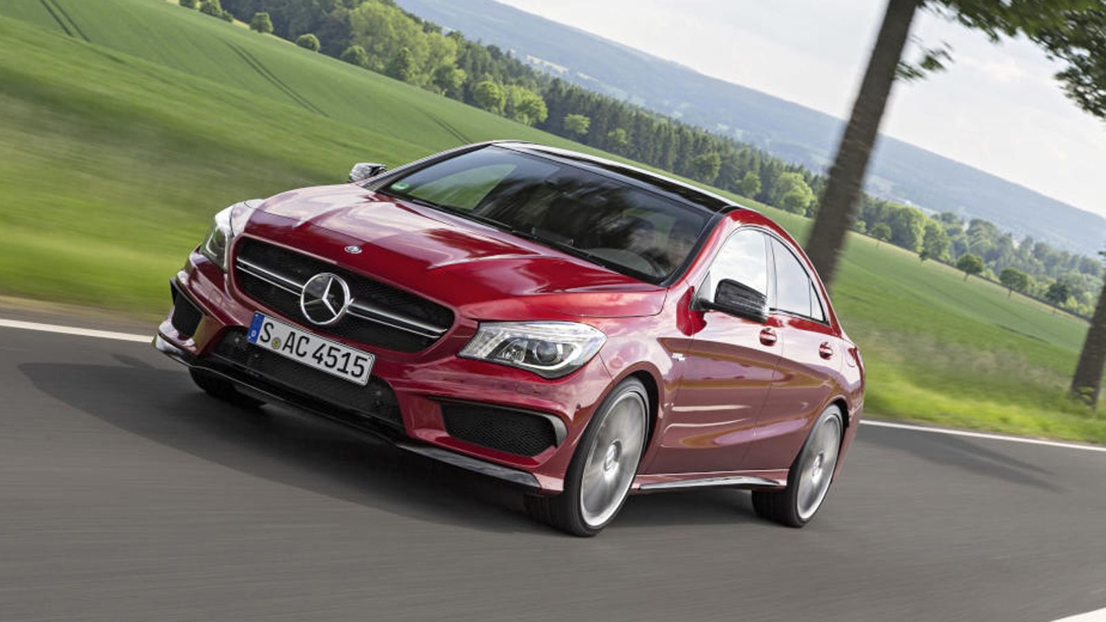 Η CLA45 AMG απέκτησε το αναβαθμισμένο μοτέρ των 381 ίππων, 7άρι κιβώτιο διπλού συμπλέκτη και μπλοκέ διαφορικό.